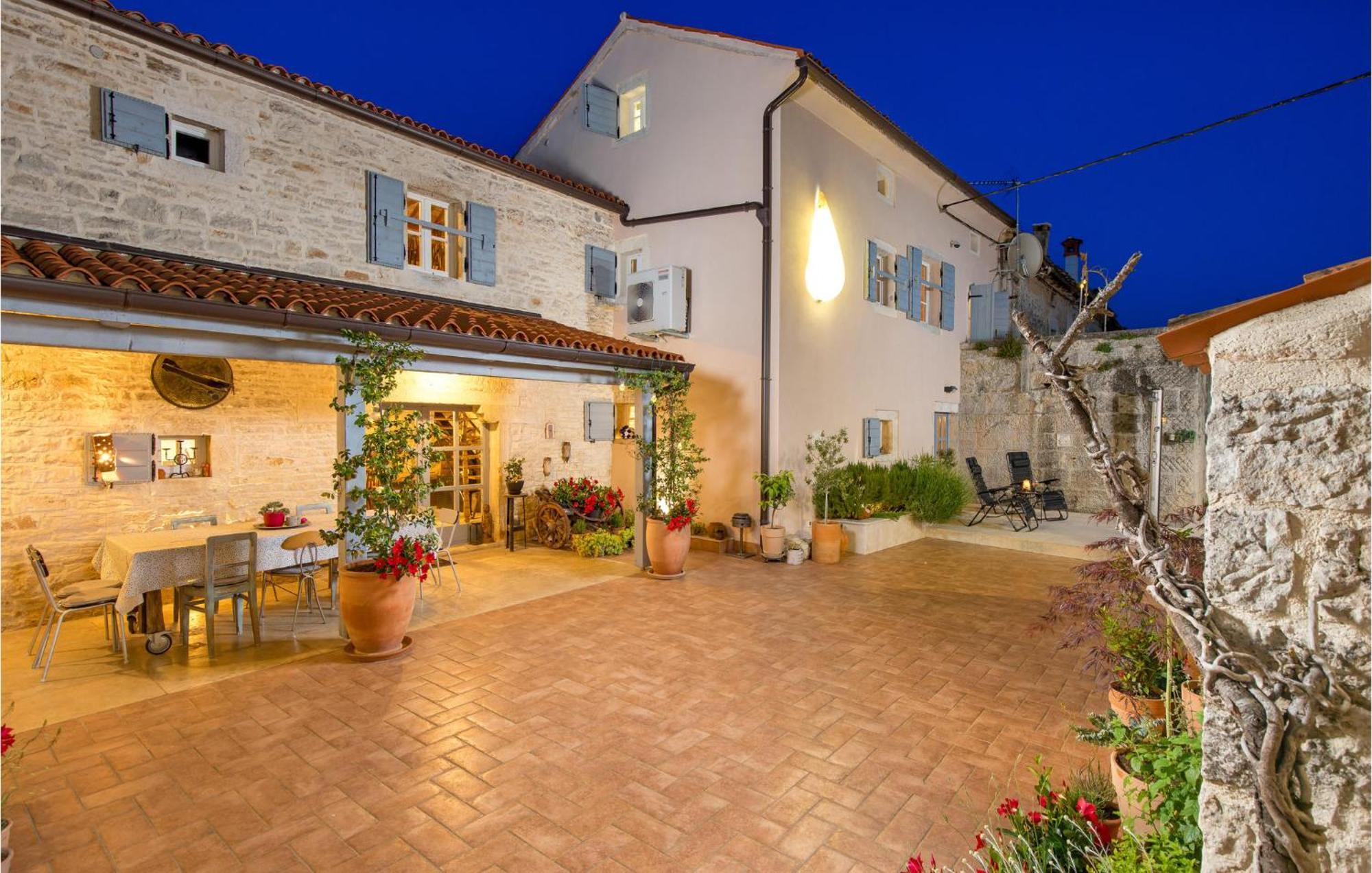 Amazing Home In Foli With Kitchen Экстерьер фото
